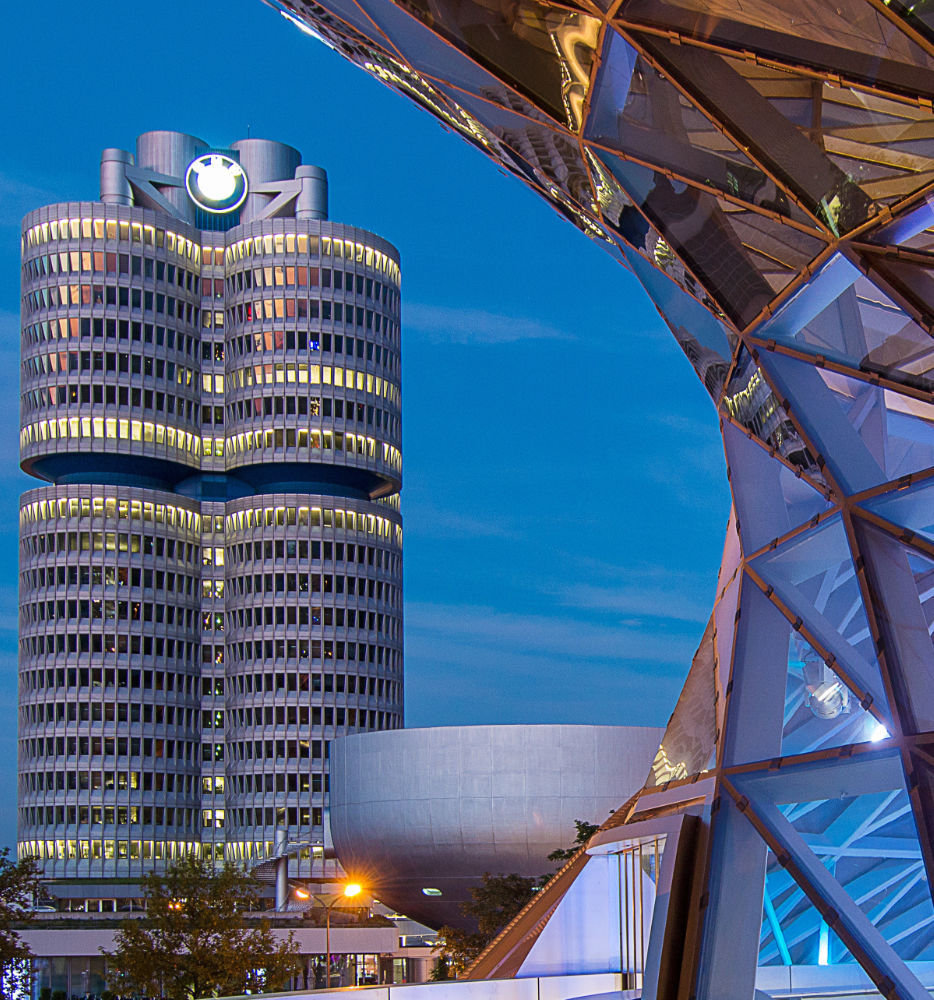 BMW Turm, Welt und Museum am Abend.