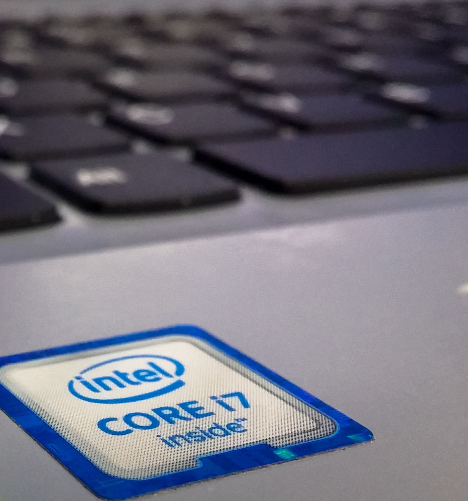 Nahaufnahme eines Laptops mit Fokus auf einem Intel Core i7 inside Sticker.